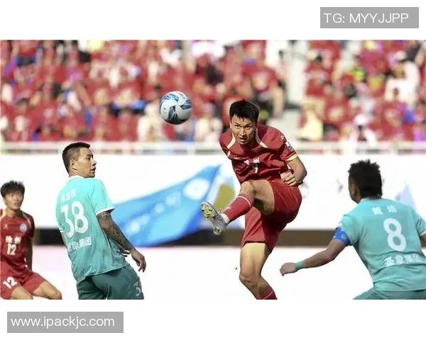 足球明星意外受伤瞬间曝光引发球迷热议与关注