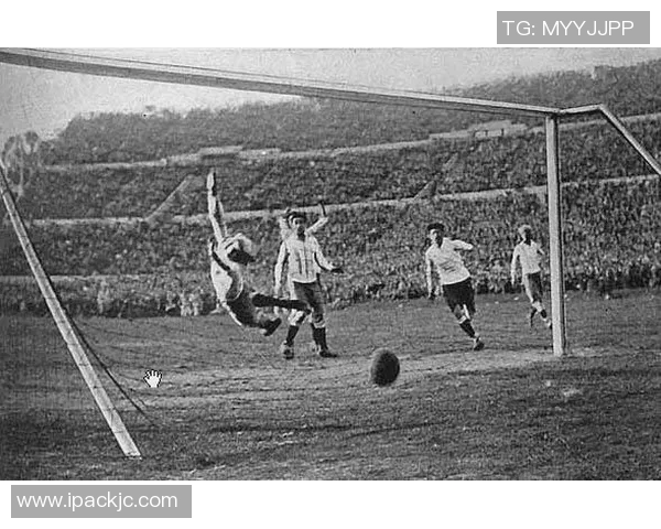 足球明星经典黑白照展现不同时代的风采与激情